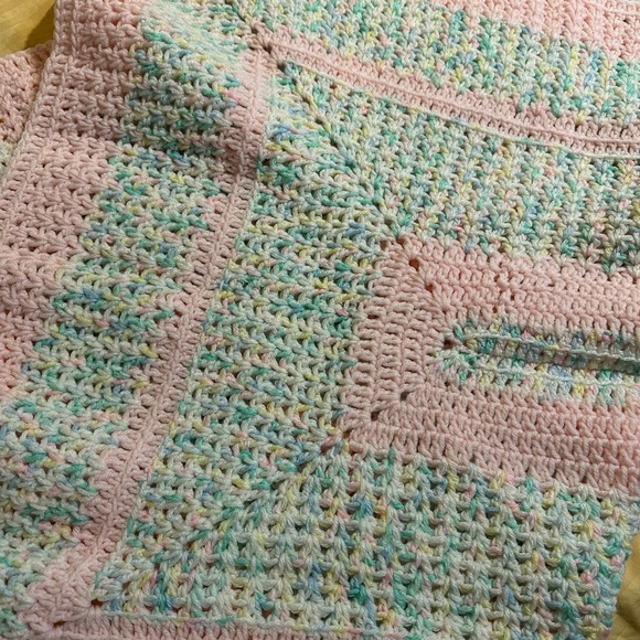Baby blanket. Hand crochet. Soft pastel colors. - Picture 3 of 9